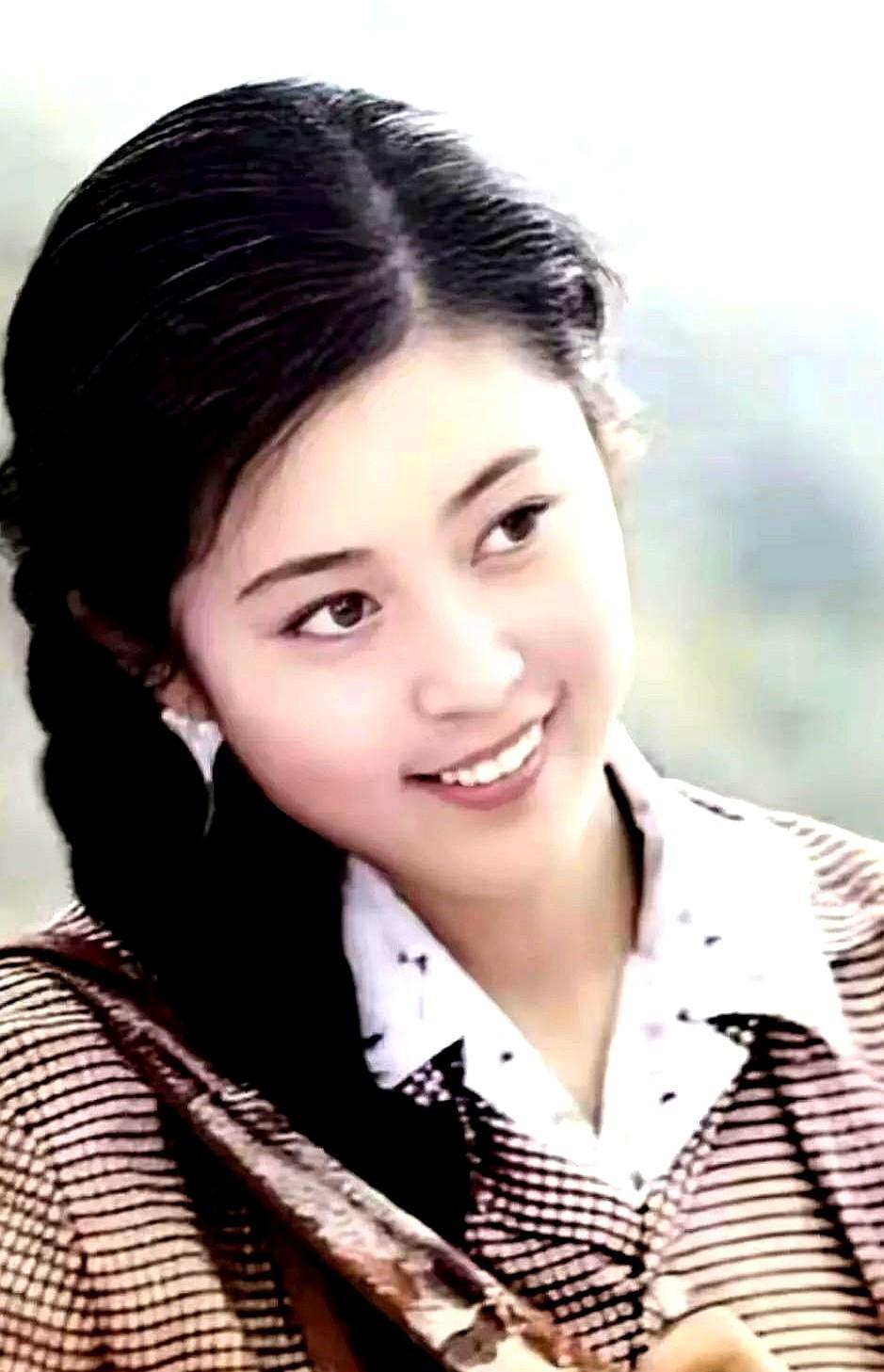 倪萍那会儿，春晚信号飘雪花，人心里却暖乎。
钟表停了，她说“回家的人，菜不会凉”