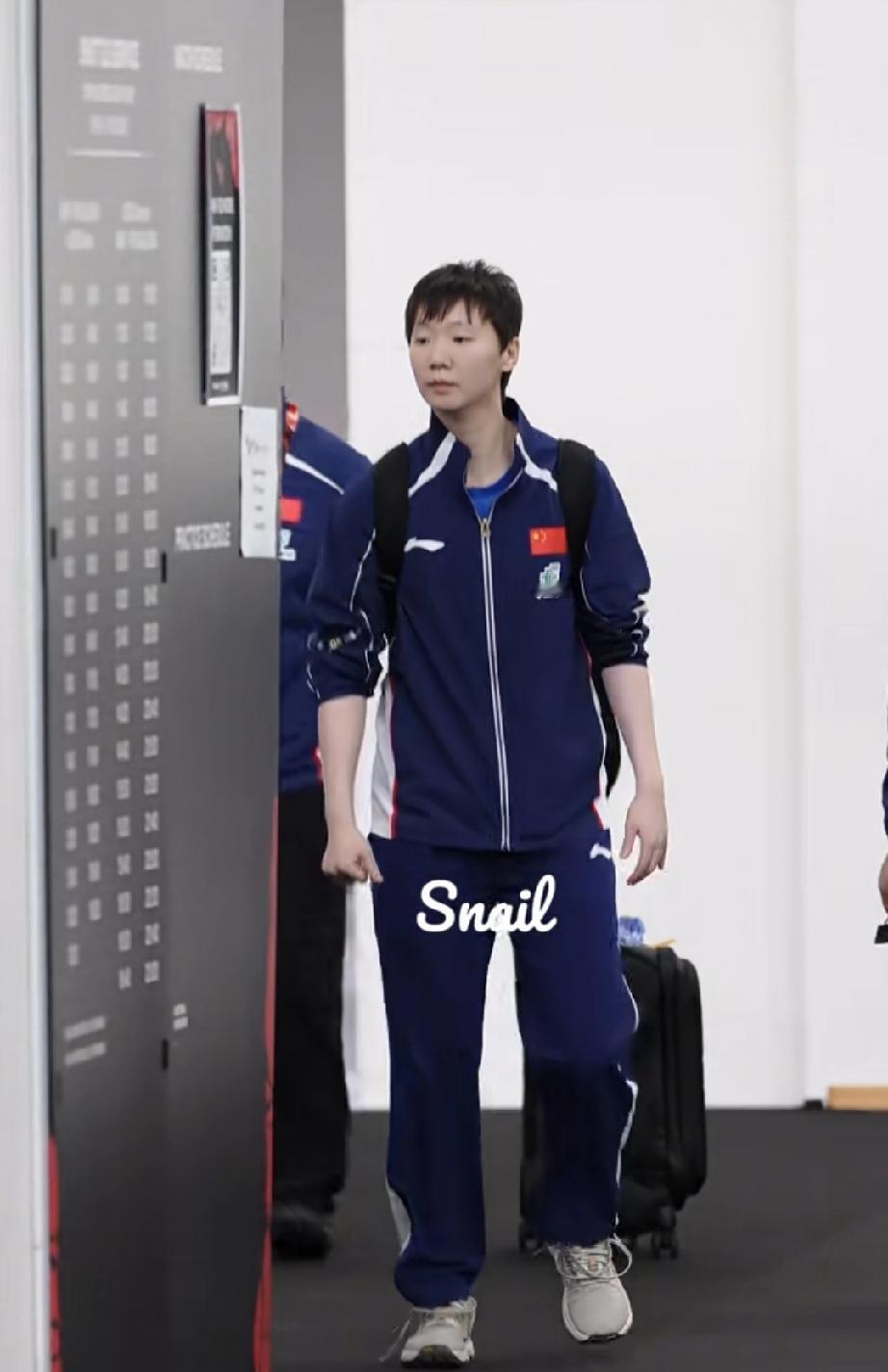 WTT新加坡大满贯，王曼昱今日比赛前上训，进行赛前训练。
走进比赛场后的训练场，