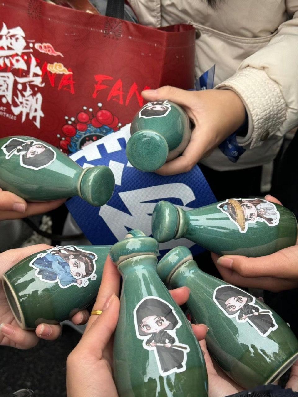 杨洋抱着超大宝瓶打招呼  你好星期六 杨洋这剧宣方式真的太有创意了，不仅让粉丝们