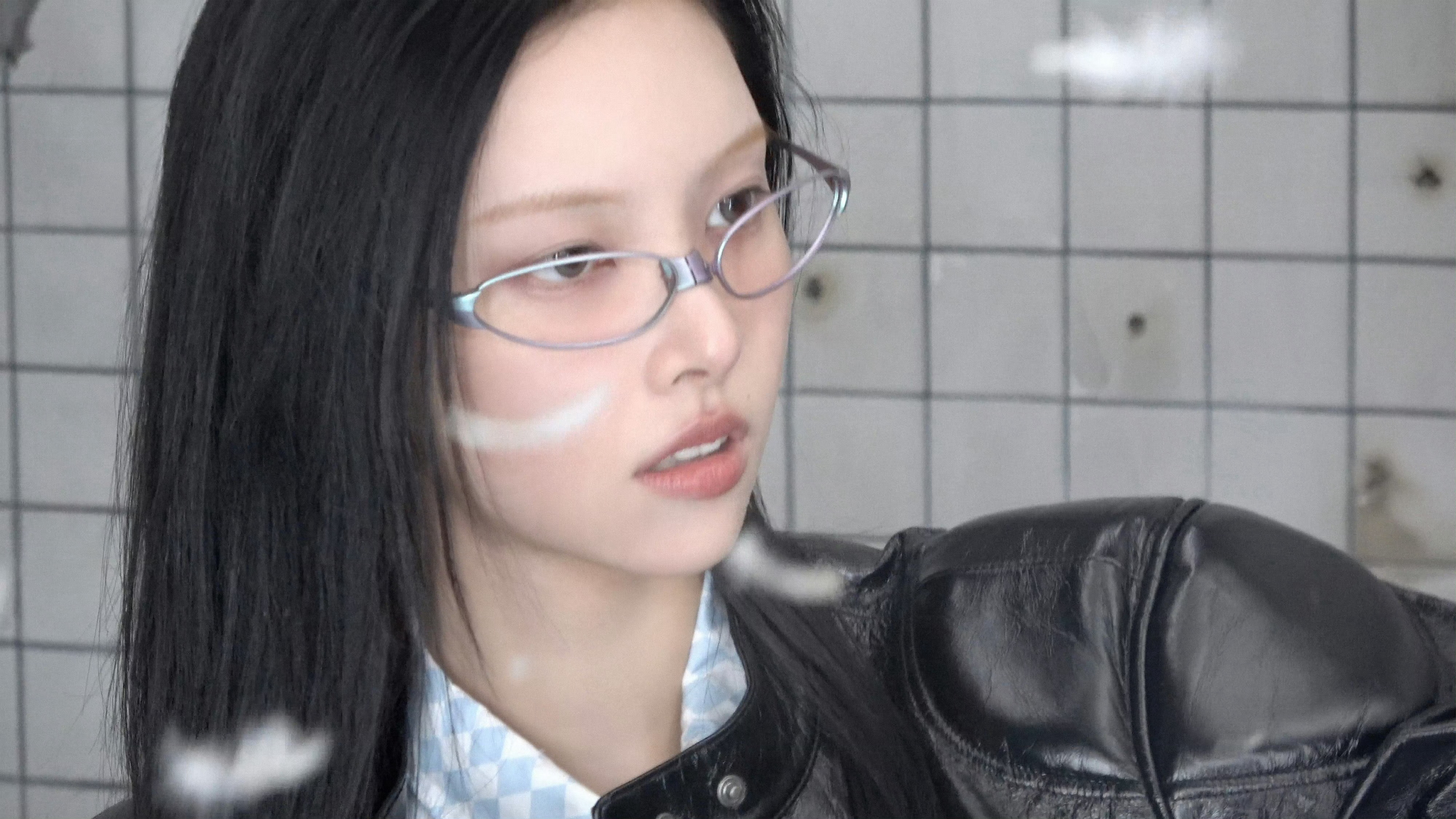 yunah出生那天，接生的护士抱着yunah震惊的说不出话，yunah的妈妈问护