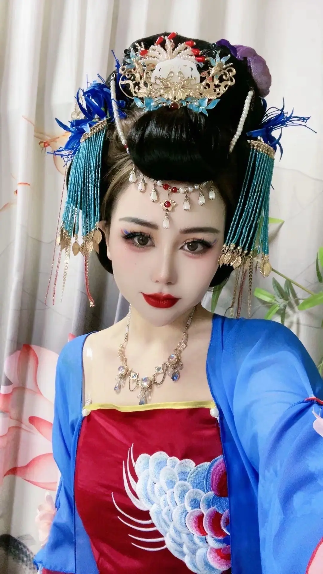 云想衣裳花想容