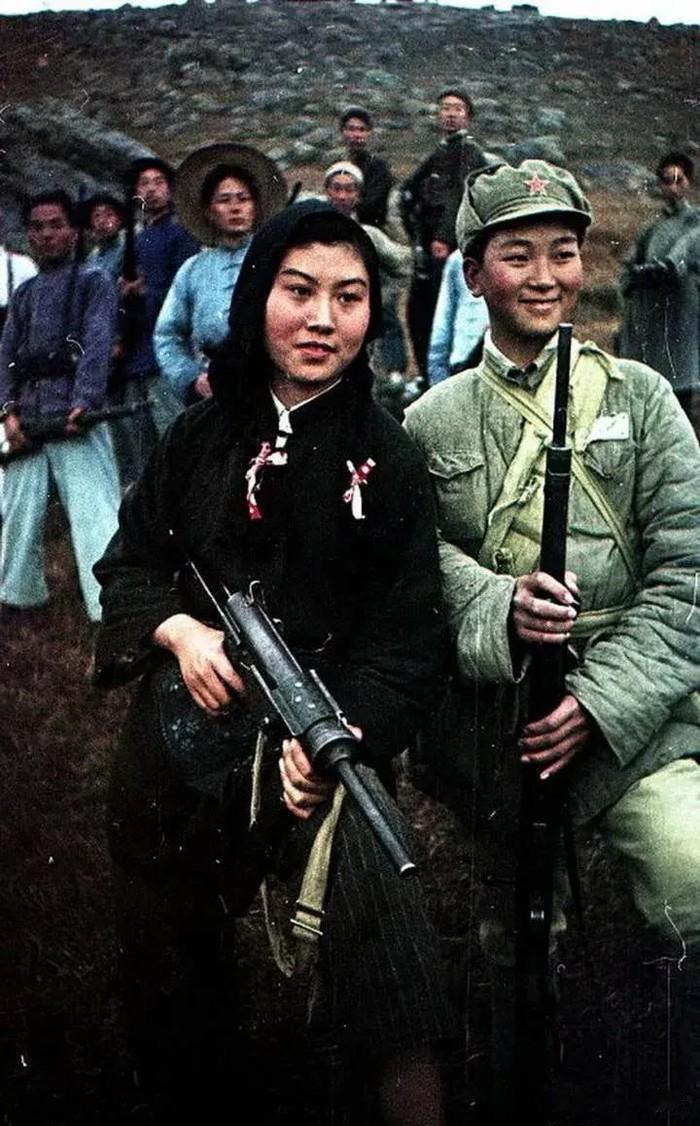 解放军之所以能在战火中不断发展壮大，核心在于始终站在人民一边，用初心与行动赢得了