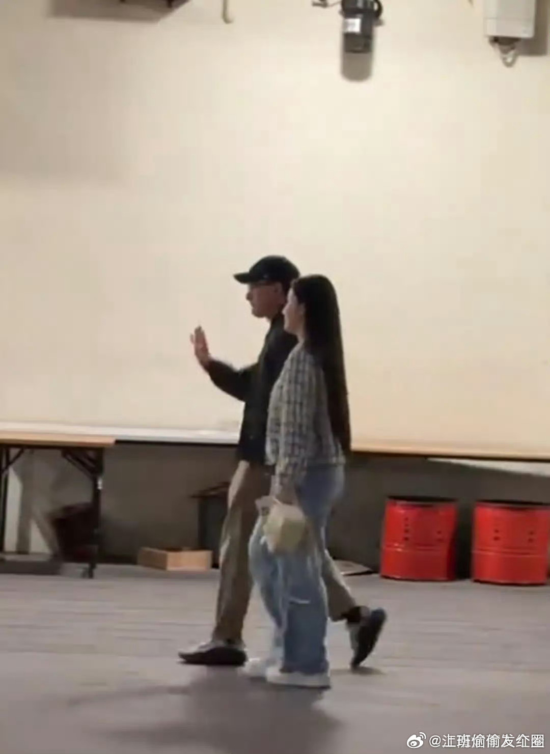 曝刘恺威新恋情刘恺威被拍到和一名年轻女子十指紧扣同行，举止亲密。女方长发，与刘恺