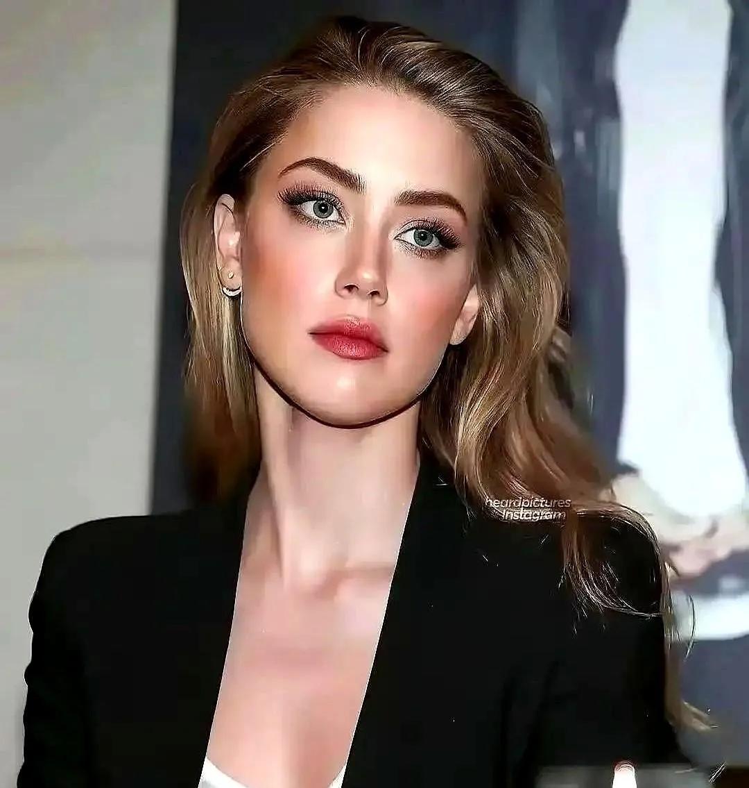 哪有那么邪乎？
马斯克在社交网络上发布了一幅前女友、好莱坞明星艾梅柏·希尔德扮演