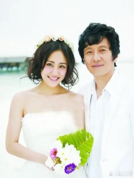 郑钧送15岁儿子出国上学郑钧家这“刀与光”的搭配挺有意思：爸爸负责规则，妈妈给包