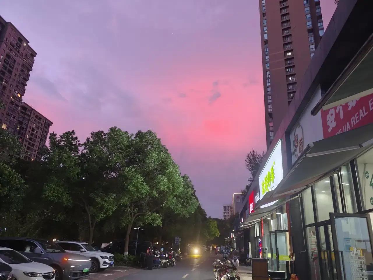 是不是云朵偷偷喝醉了酒，熏红了脸躺卧在天边呢？此刻的落日余晖会不会思念傍晚的晚霞