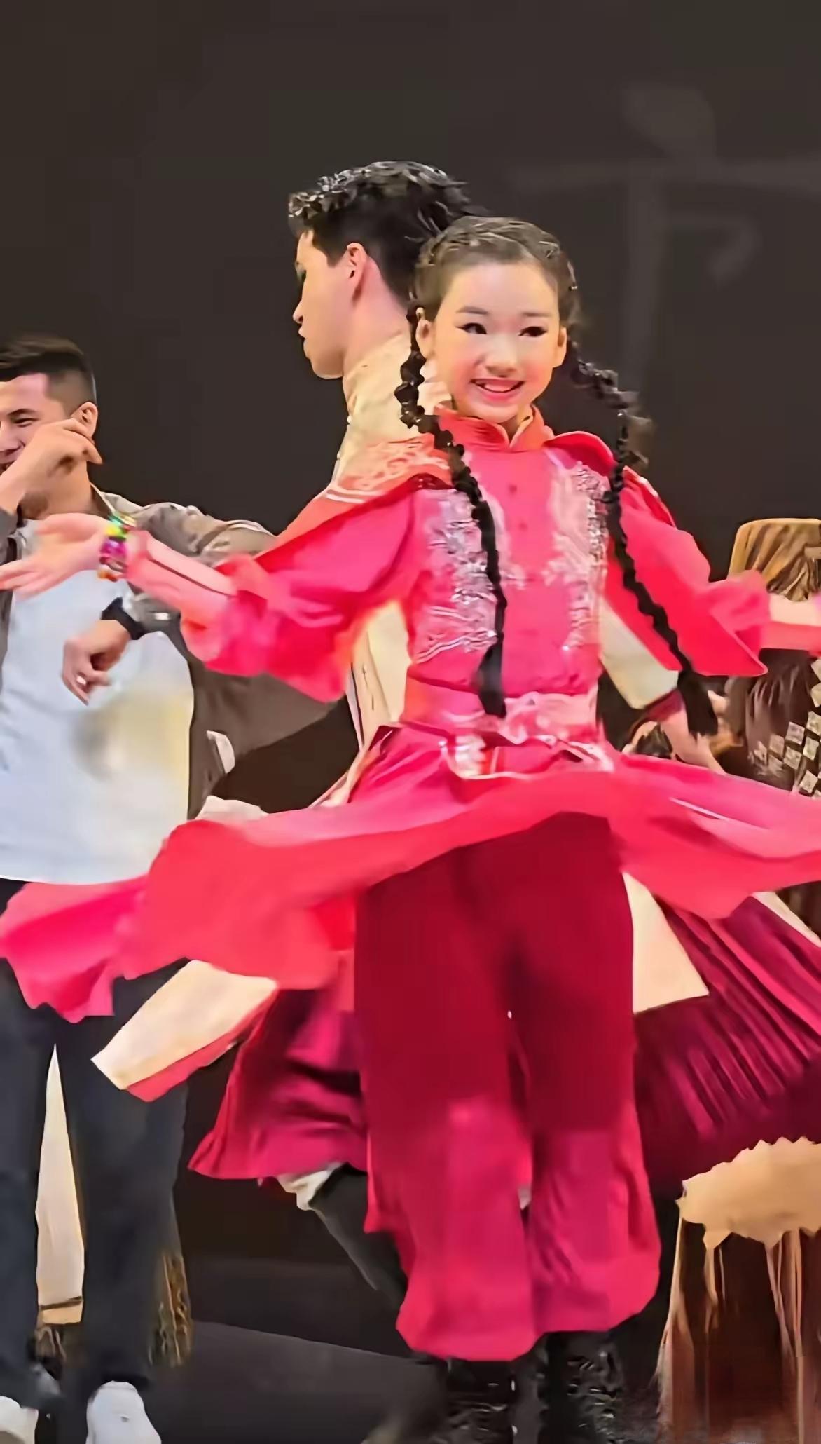 都说董璇女儿是最美星二代，我咋觉得不是这么回事呢？
看小酒窝跳话剧舞的视频，感觉