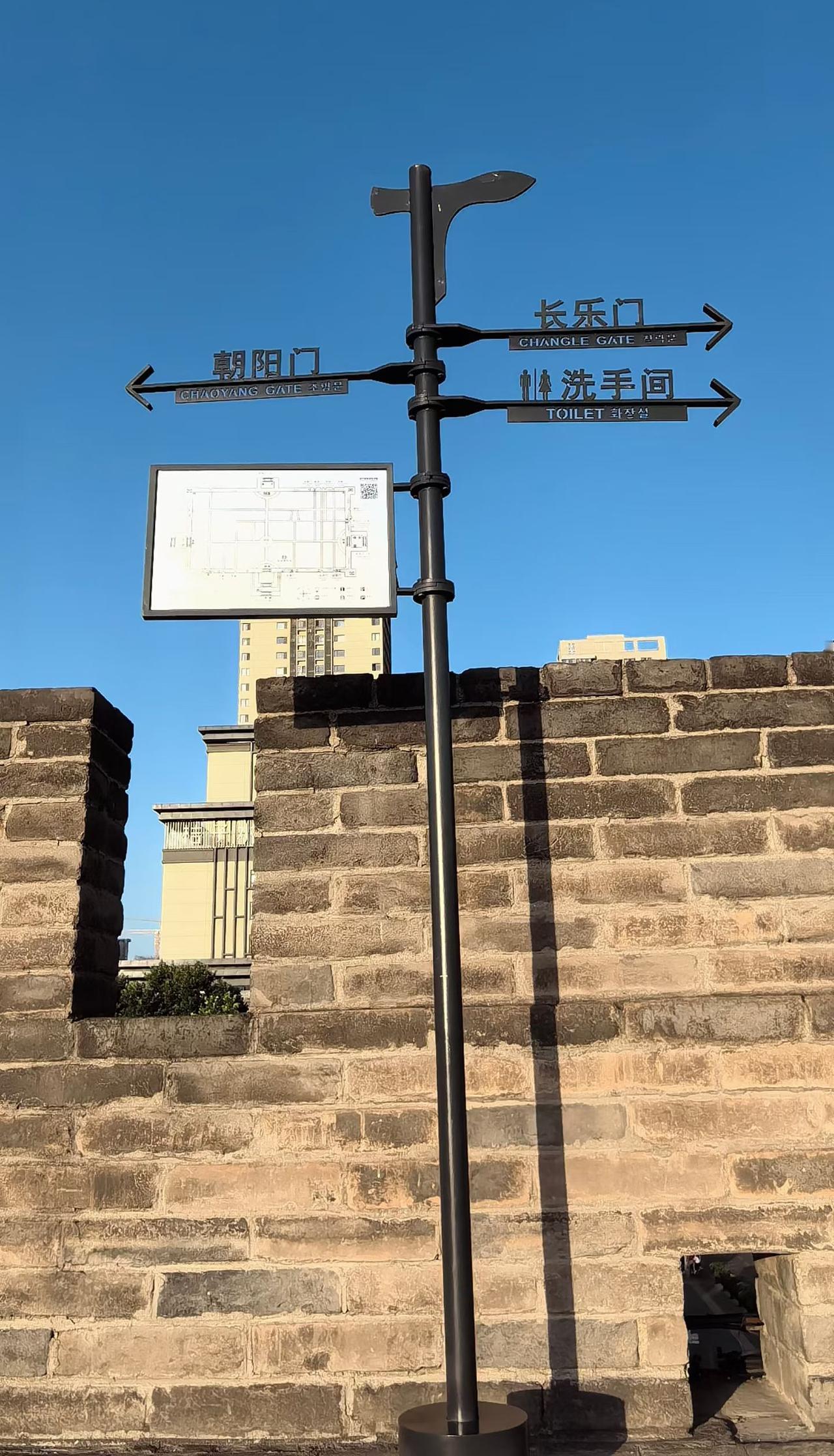 很多人说西安因为有了城墙，在陈旧的“城墙思维”下故步自封，与世隔绝。其实，真正了