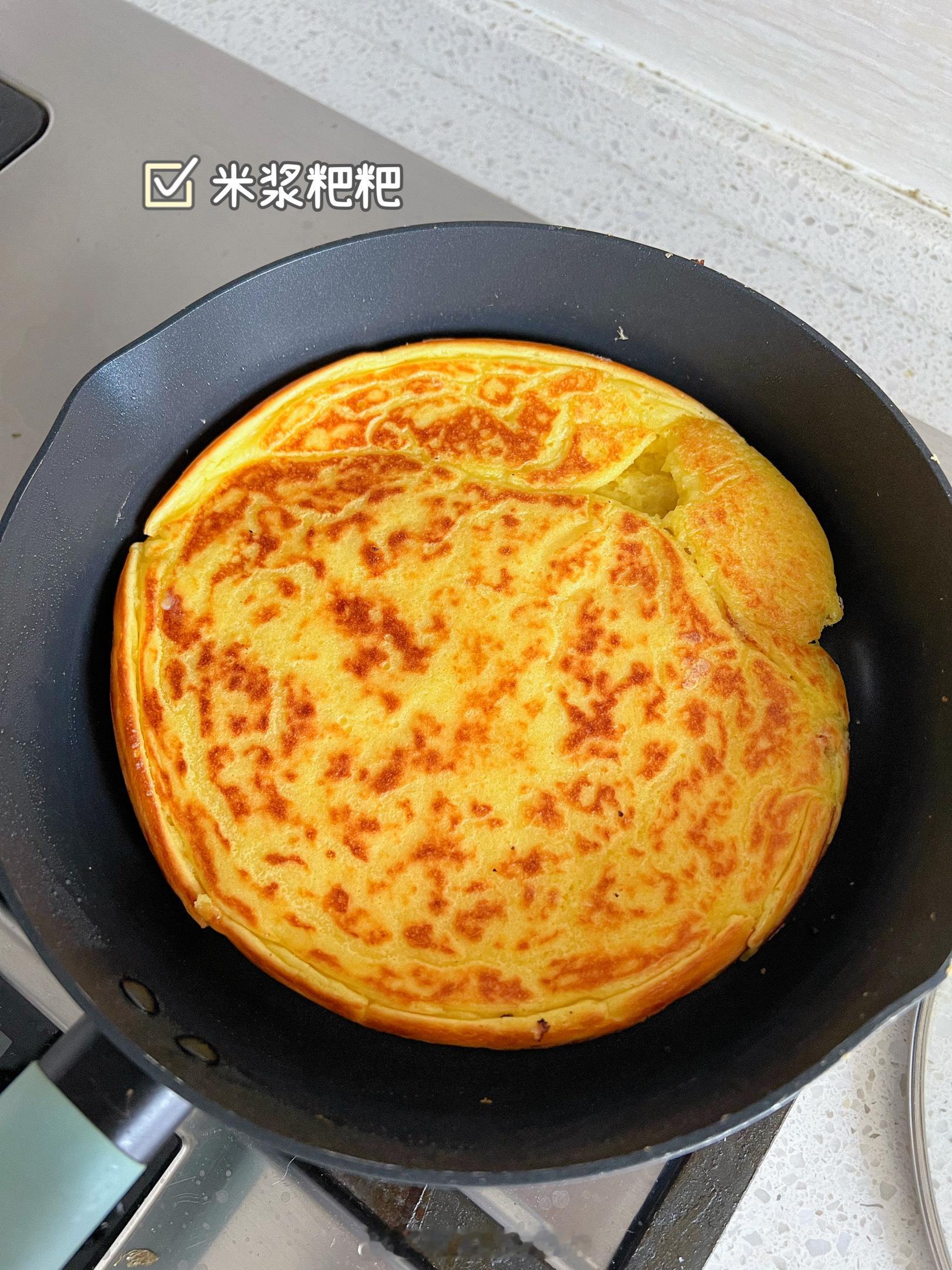孕妇在家倒腾之米浆粑粑[偷笑]昨天下午开始泡米-搅打-发酵-到今天烙hin有意思