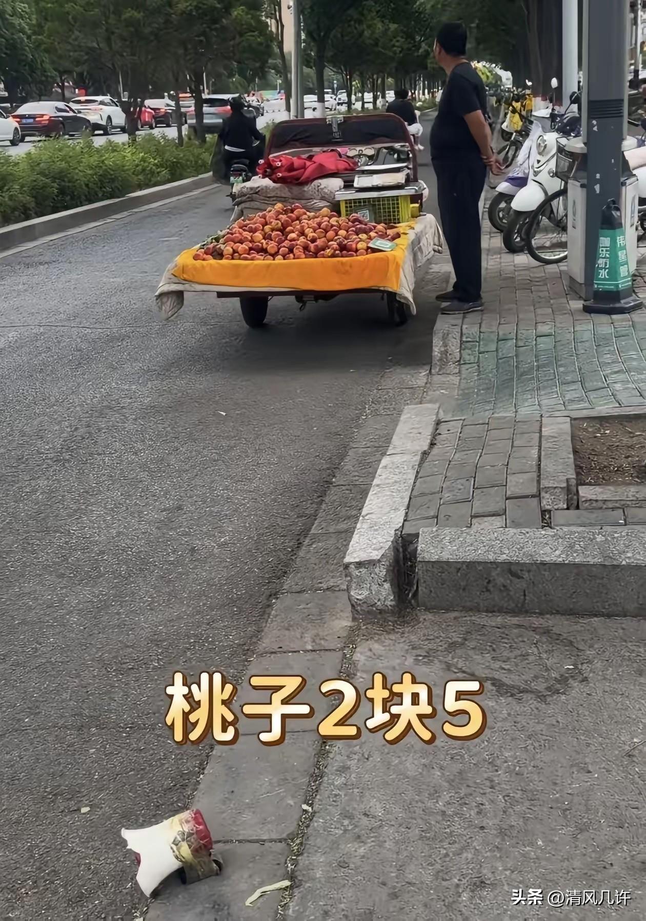 大爷喇叭循环放：“前面有交警，桃子两块五！”交警：“有时候我也很想报警！”

扩