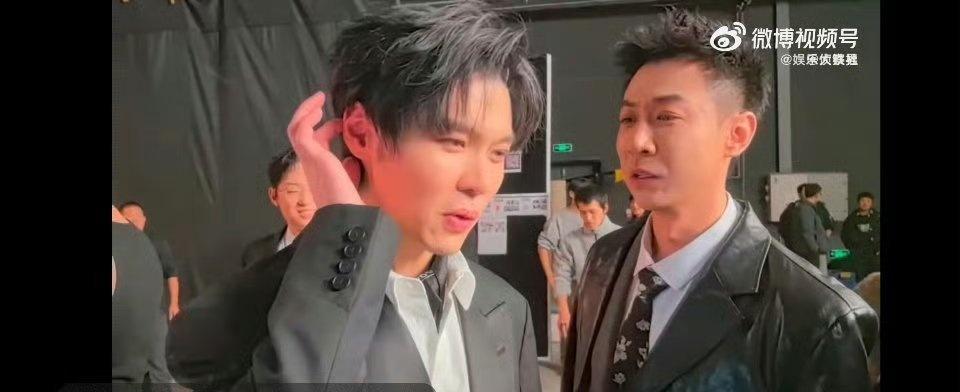 认真又搞笑，他用一掀桌子的动作狠狠地点亮了现场，朋友们都被他的勇气和幽默征服了！