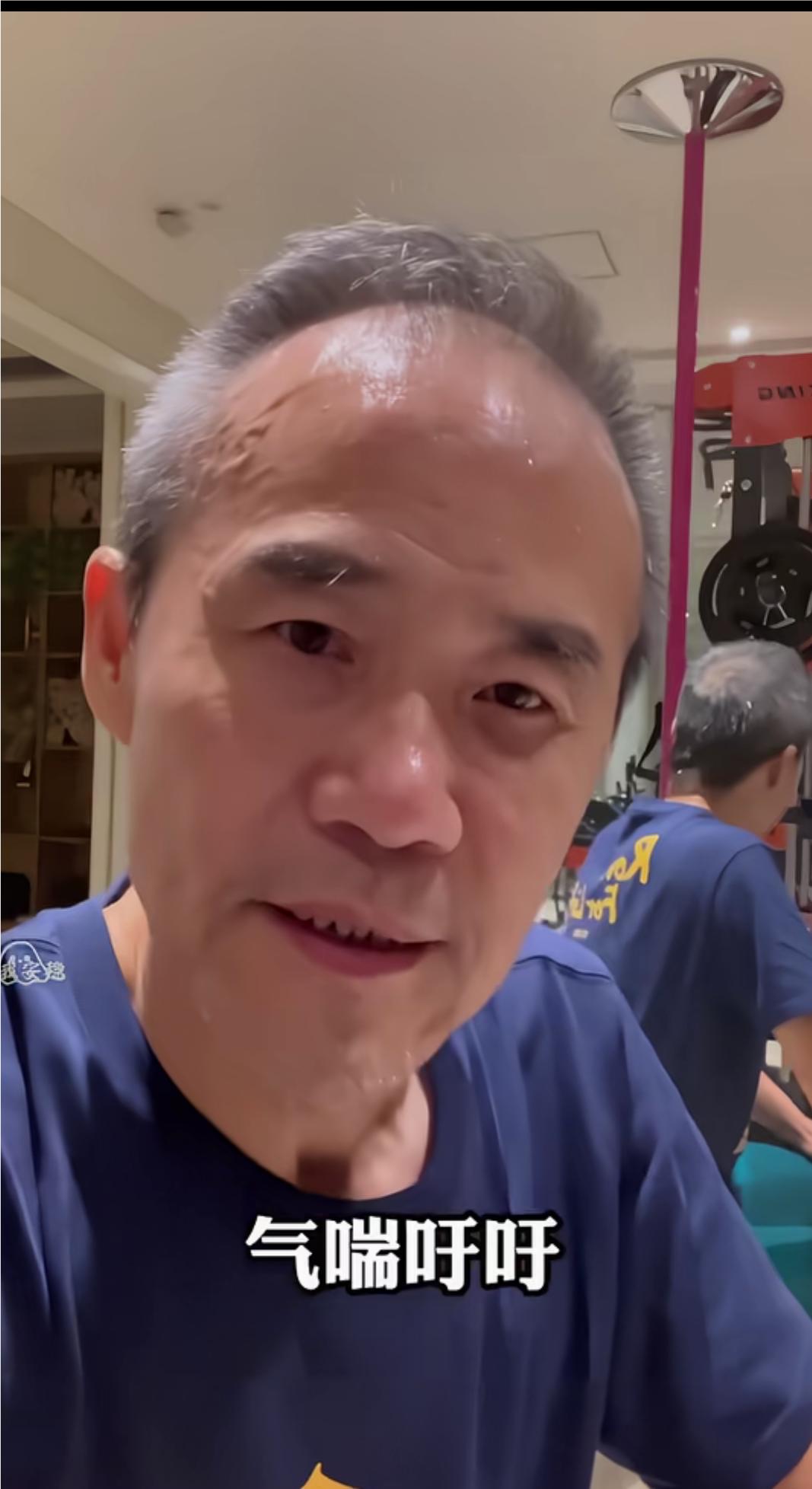 王石每天坚持锻炼身体，炼得气喘吁吁，满头大汗，他说，锻炼已经成为一种生活习惯，很