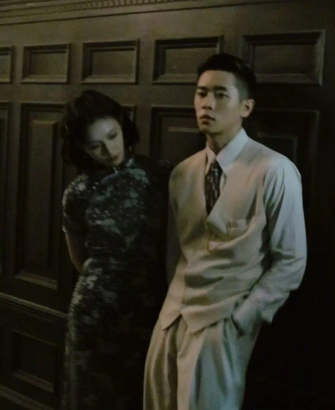 救命好像真的磕到丞磊和林允了两个人真的好有民国高知夫妇的视觉感 ​​​