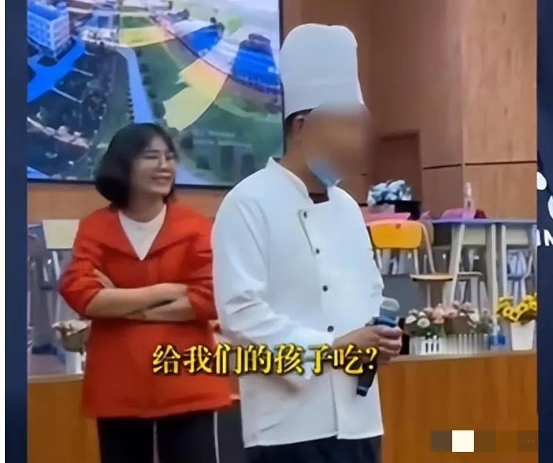 云南昆明官渡区长风中学食堂臭肉！
作为第三方旁观者，看的是最通透的！最搞笑的是，
