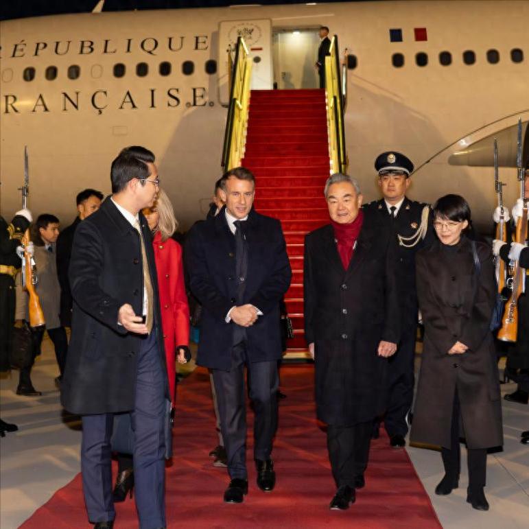 变色龙又有新想法！
看见中方的阵仗和接待人！
马克龙觉得这次稳了！

马克龙到了