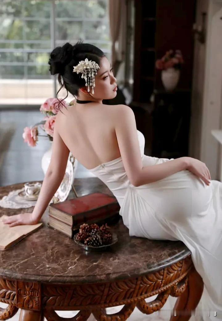 👺女人最大的不幸就在于，她们在结了婚以后，才想起来要"精明".

而最该精明的