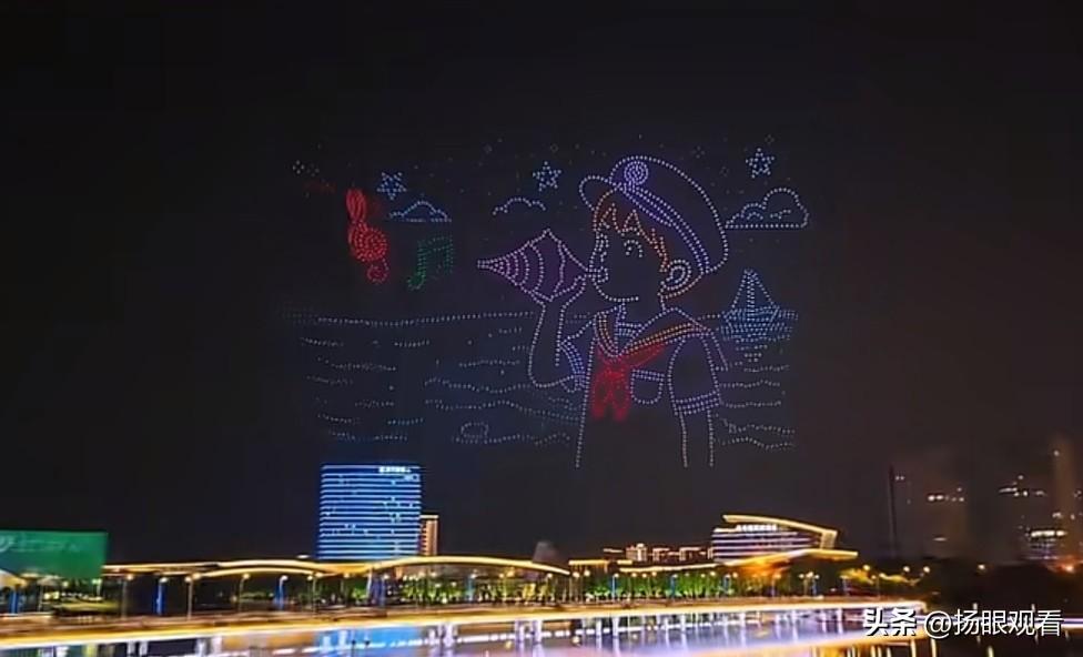 谁能拒绝扬州明月湖把两千架无人机当画笔，在夏夜天空写满小朋友的暑期愿望，扬州这次