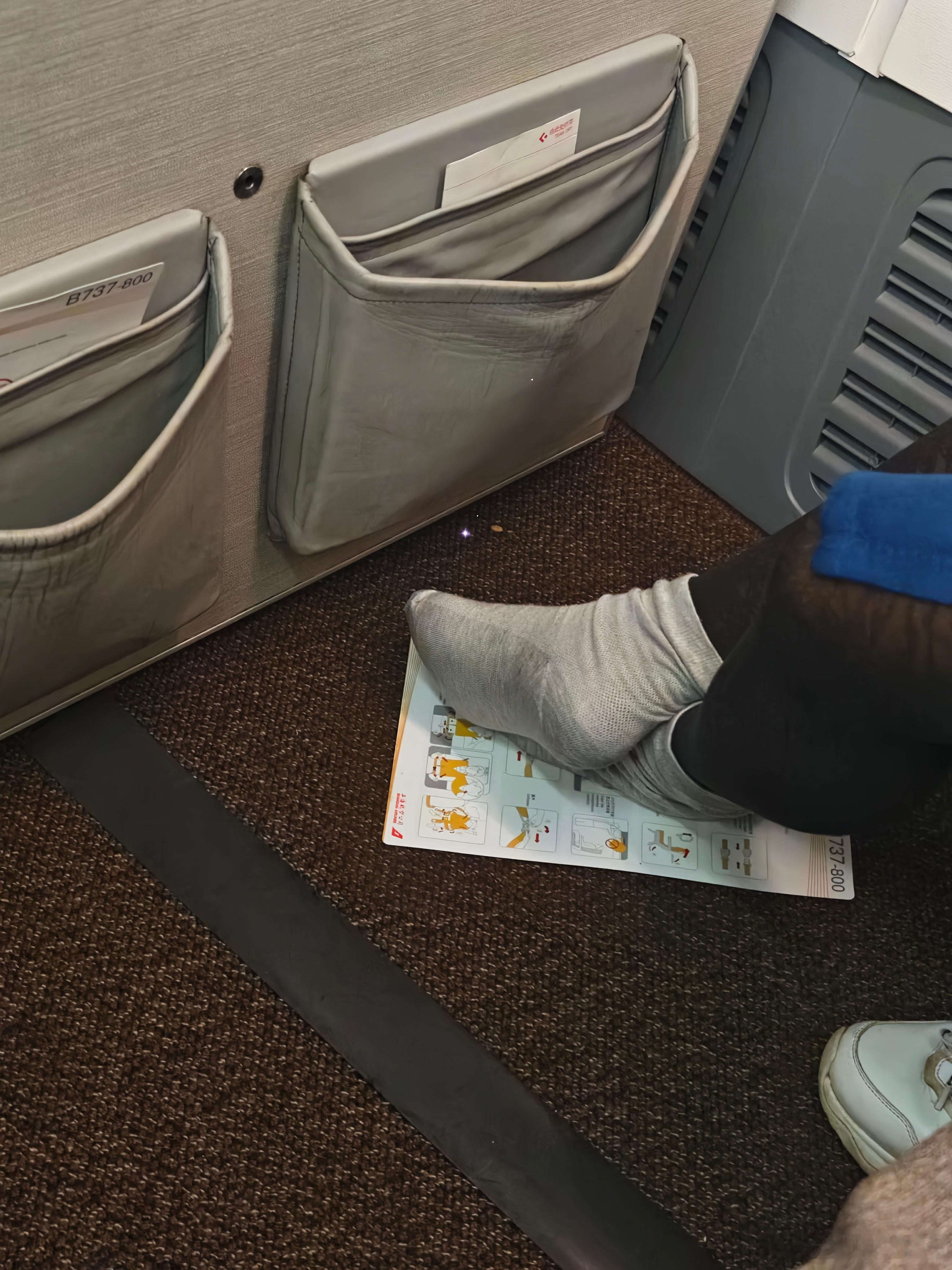 额…这你受得了吗？我以前会看飞机安全需知的，以后嘛…日常分享 上海·上海浦东国际