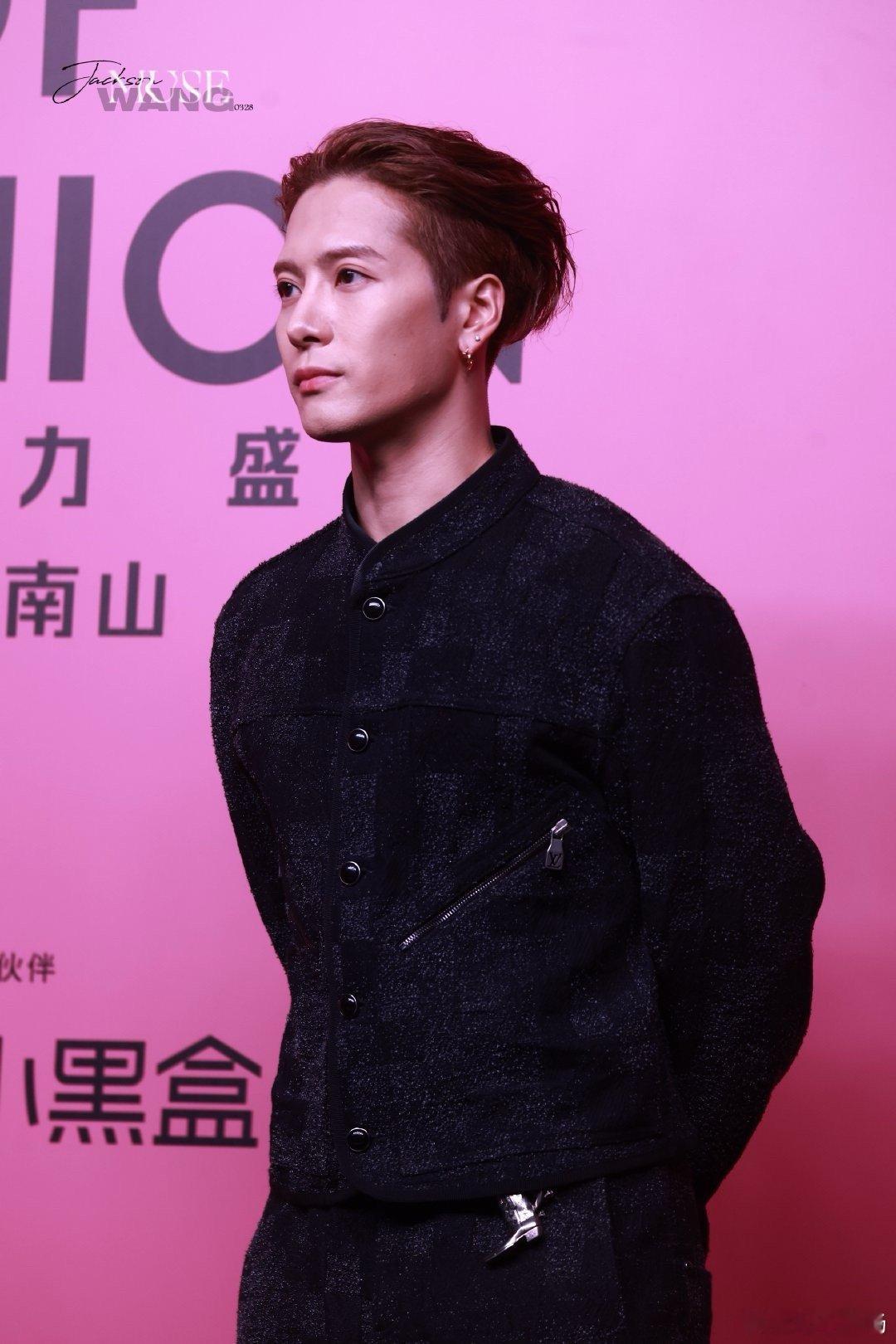 #王嘉尔何猷君奚梦瑶坐地上聊天#国际大明星和他的朋友豪门夫妇 酒局外悠闲畅聊 顶