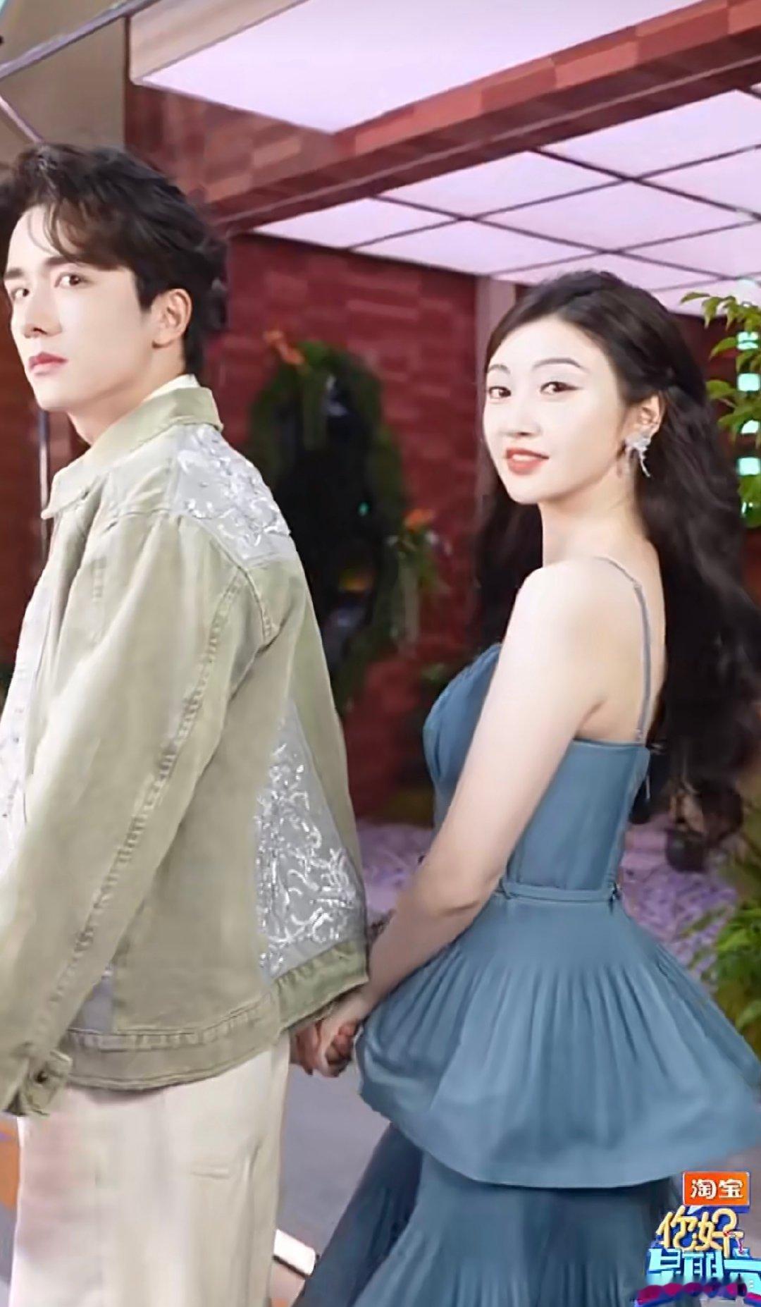 景甜张新成牵手回眸秒了张新成一把霸气拉走景甜 景甜被张新成霸气牵走，回眸对视的画