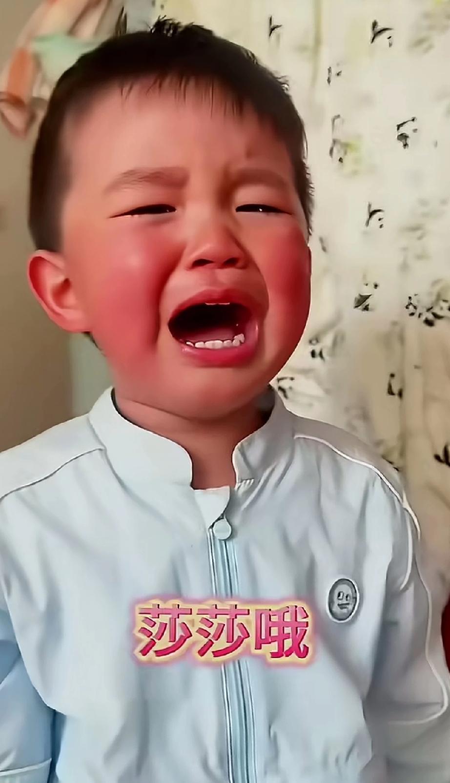 哈哈，笑抽了！
萌娃突然在屋里哭泣，原来是墙上家里的莎莎海报掉了咋中了脑袋。
妈