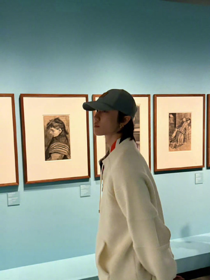 徐明浩去哪都要看展徐明浩又去看展了  更新动态，走哪都要看展，不愧是艺术达人~ 