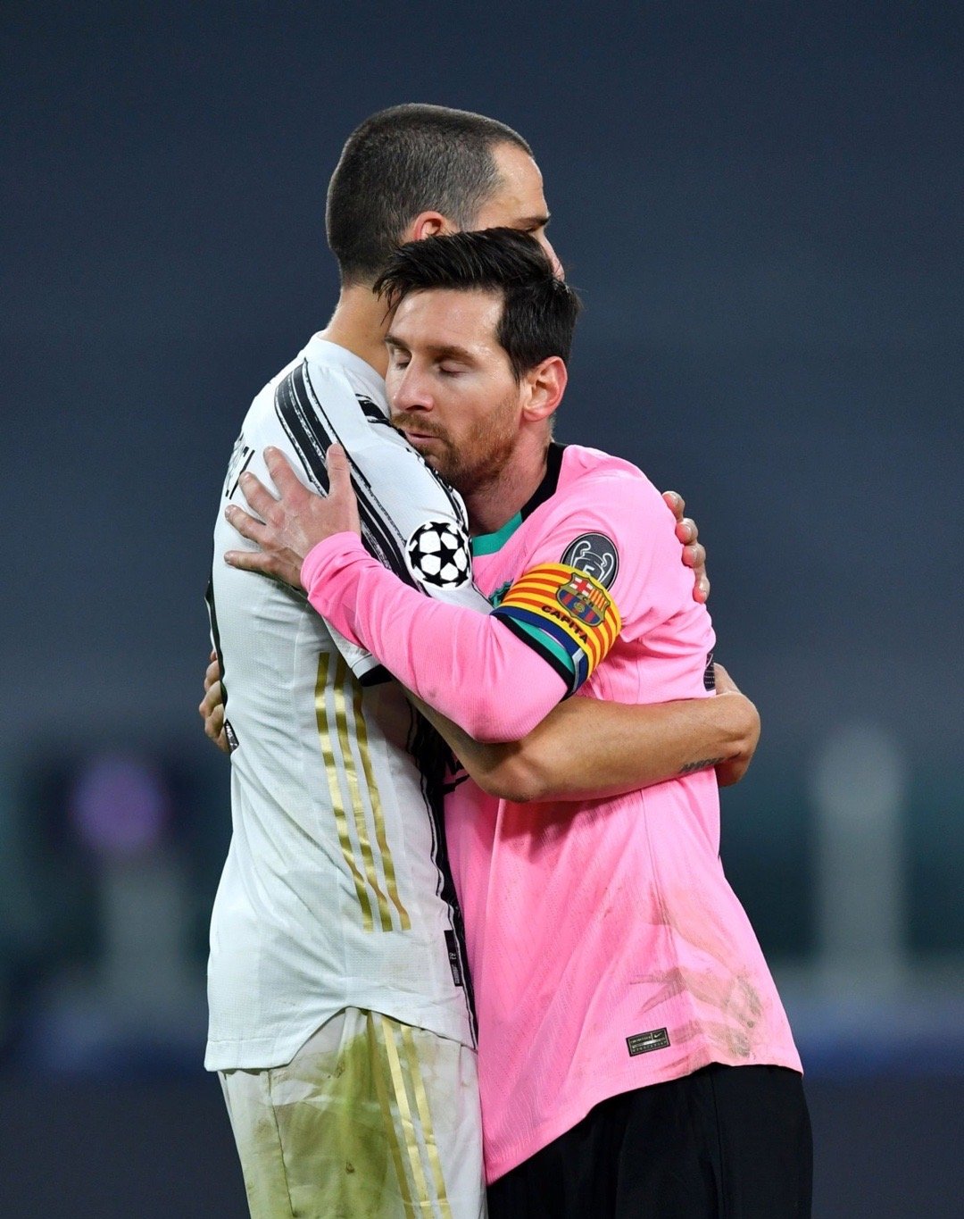 C罗和梅西哪个球员更难防？博努奇🎙️：与“梅西比赛非常困难，因为你无法预测他会