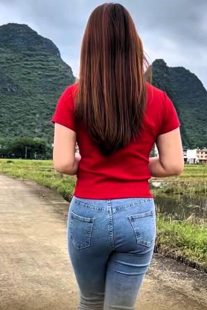 48岁的陶姐，
如今深陷两难抉择，
难以自拔。
十七年前，
她与前夫分道扬镳，