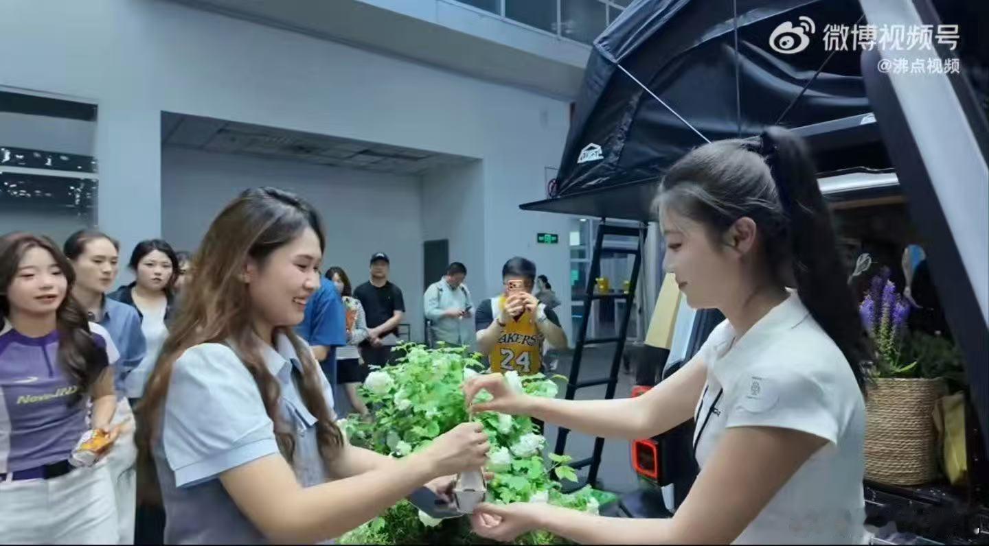 永远要给生活埋彩蛋00后北京车展领鸡蛋 车展不止有豪华座驾，还有年轻人的趣味日常