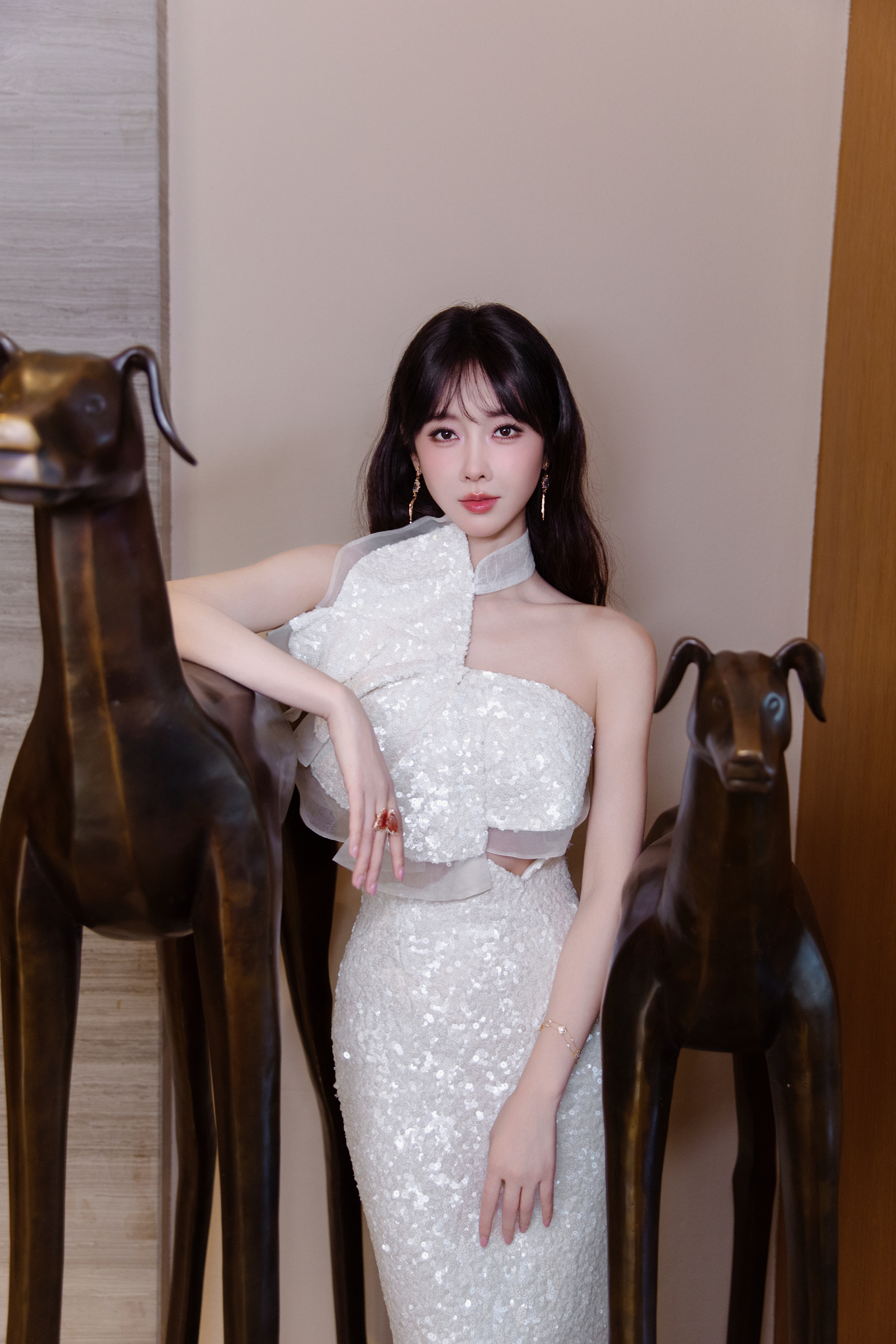 宣璐  一步一摇曳，一身白月光，是温柔也是不可复刻的气场。 