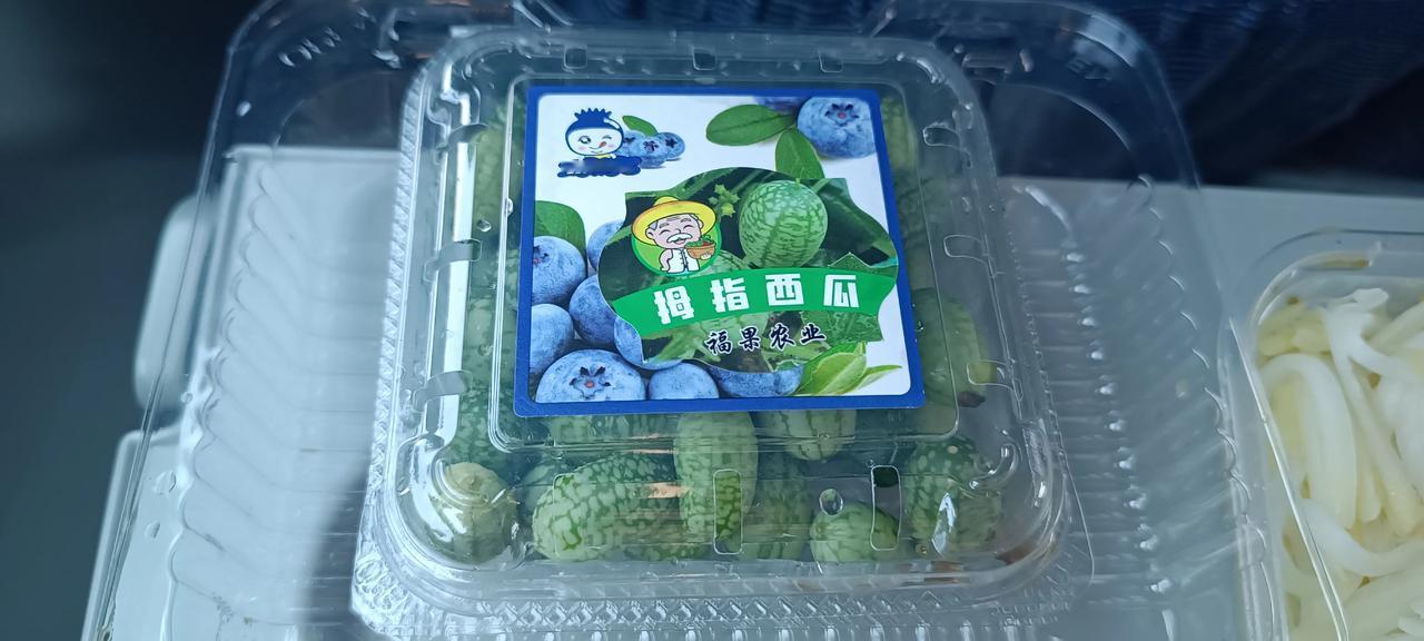 拇指西瓜，应该是天下最小的西瓜了吧！如果来西双版纳，千万不要买它，贵且难吃。这一