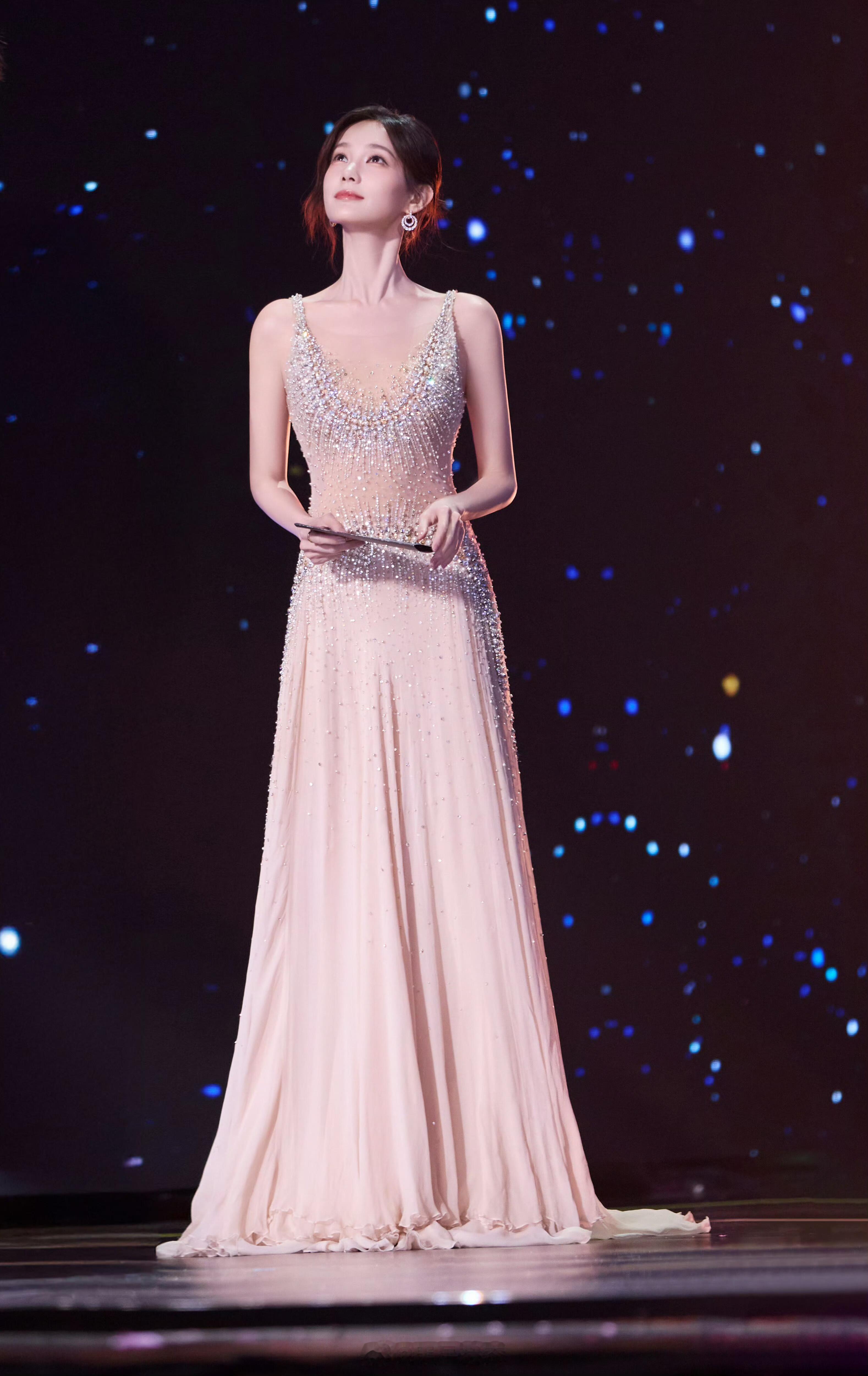 李一桐 ✖️ 2025爱奇艺尖叫之夜领奖造型 