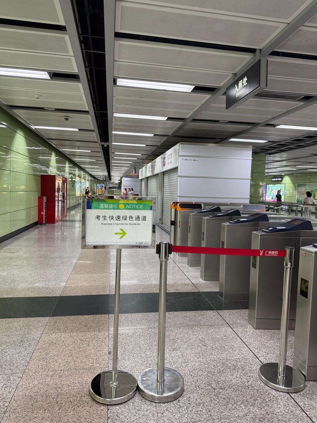 高考 昨晚在一家小店买发夹什么的。一位中年男士进来问：老板有没有夹留海的东西？老