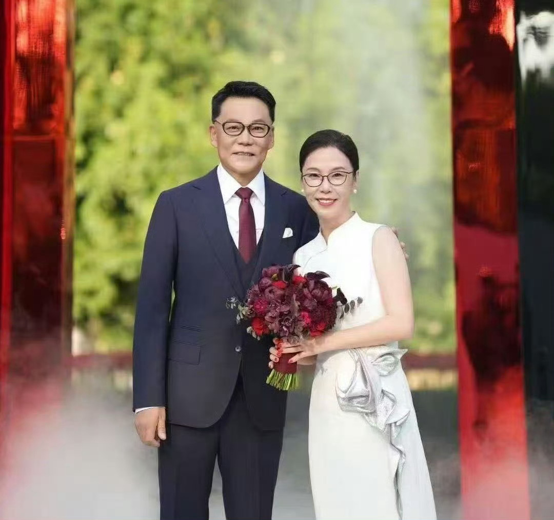 当当网创始人李国庆大婚 嚯！相信爱情不局限在年龄！李国庆老师今日完婚，恭喜恭喜[