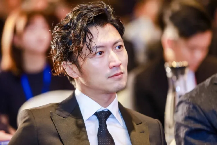 谢霆锋老吃家有多讲究从舞台到厨房，看似突兀的转身，其实早有伏笔。谢霆锋的童年，就