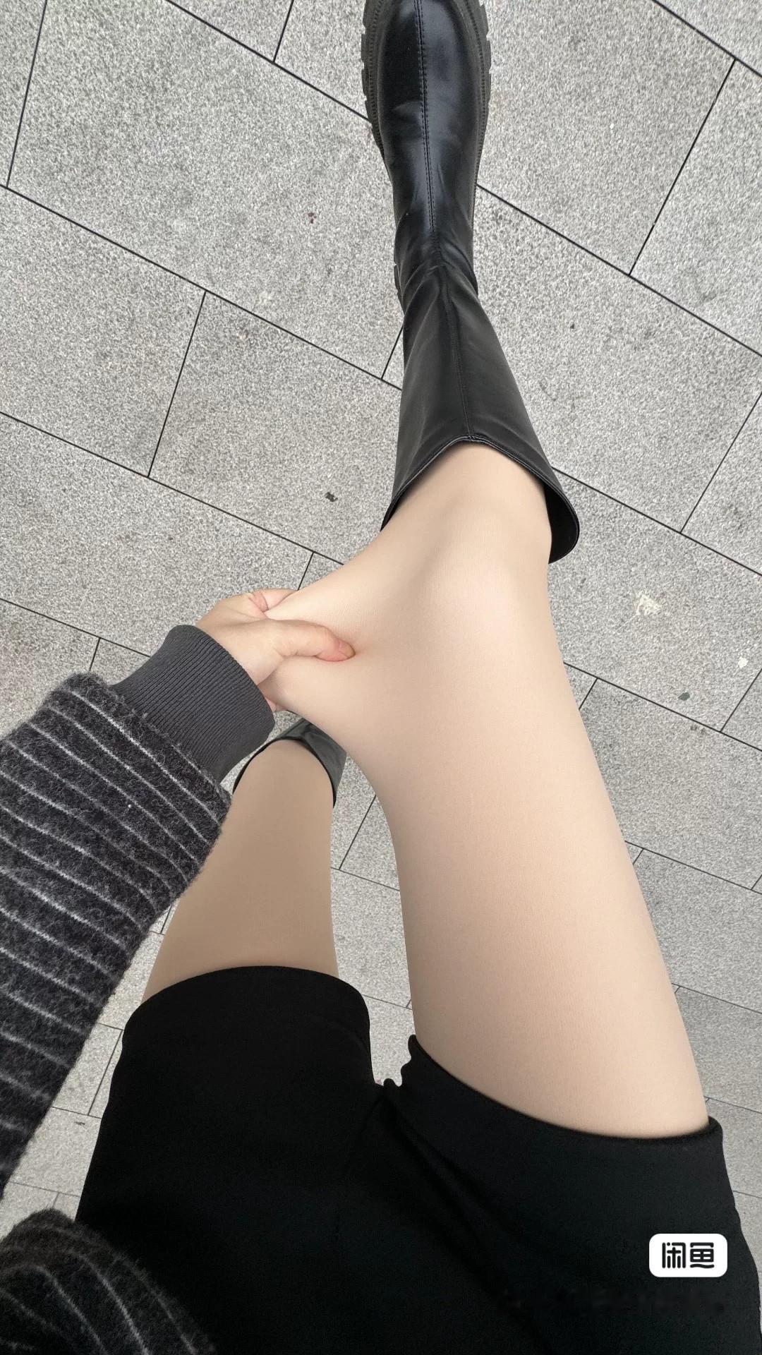 穿着皮靴和短裙，休闲又时尚。