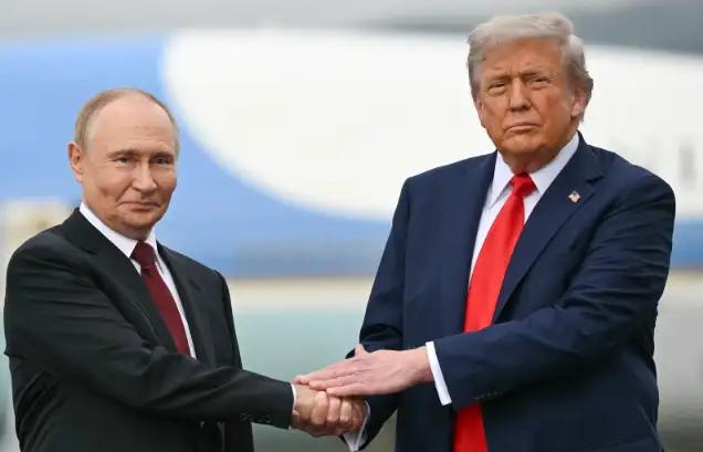 《欧洲被“抛弃”！特朗普与普京的2.5小时密谈，竟为“赚大钱”铺路》
 
美俄欧