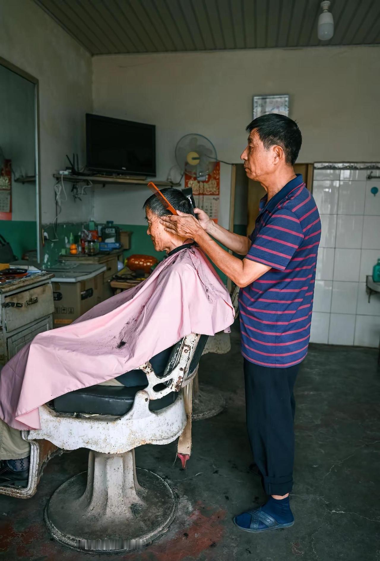 一家很怀旧的理发店，每代人都有自己的坚守。如果按照现代商业化的理念，那没人会继续