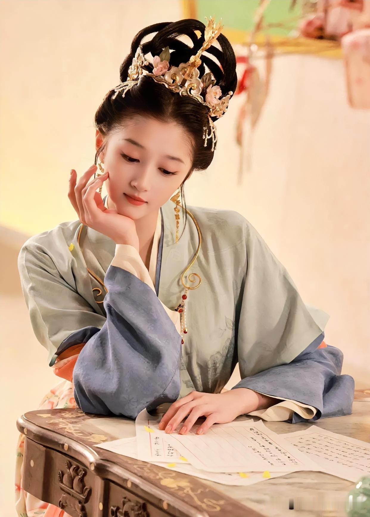 上联：小楼春日愁无限
下联：有请雅士[玫瑰][玫瑰][玫瑰]