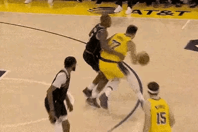 不是东契奇骗罚球，而是死缠烂打，裁判看不见吗？难道这样也不能抱怨裁判吗？
一个哈