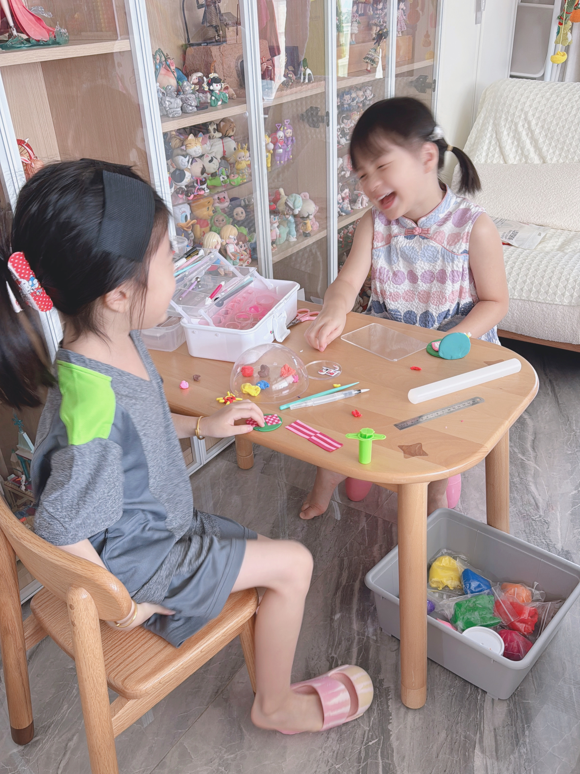 如胶似漆吃完早餐去小萌家了目测头发丝丝扎的然后上了一小时酣畅淋漓的手工粘土课 
