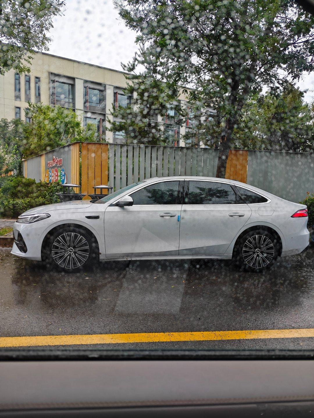娃学校门口遇到了吉利银河A7。这颜值真不错，就不像这个价位的产品。[666]吉利