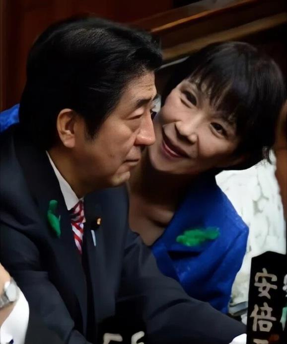 如果高市早苗拒绝收回严重侵犯我主权之错误言论，拒绝道歉，建议实施“四步走”惩罚：