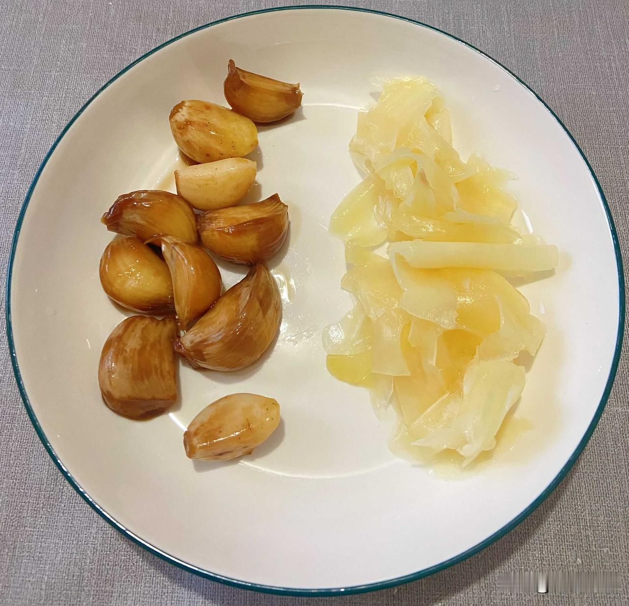 清晨醒来，先看看灰蒙蒙的天，再做个饭填饱肚子。

一碗粥，一盘咸菜，几颗李子，简