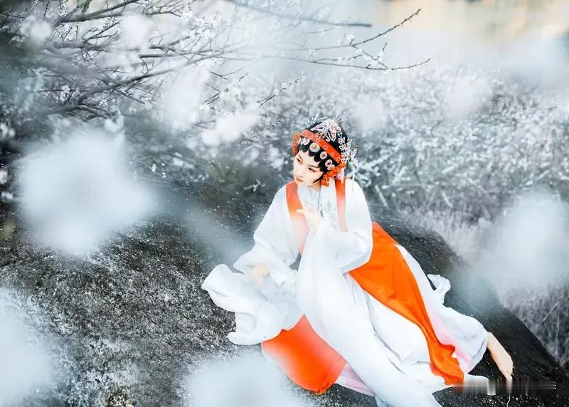 这副联先以“怜香嗔雪”写出对残花的怜惜、对寒雪迟迟不肯退去的轻嗔，带着冬末春初独