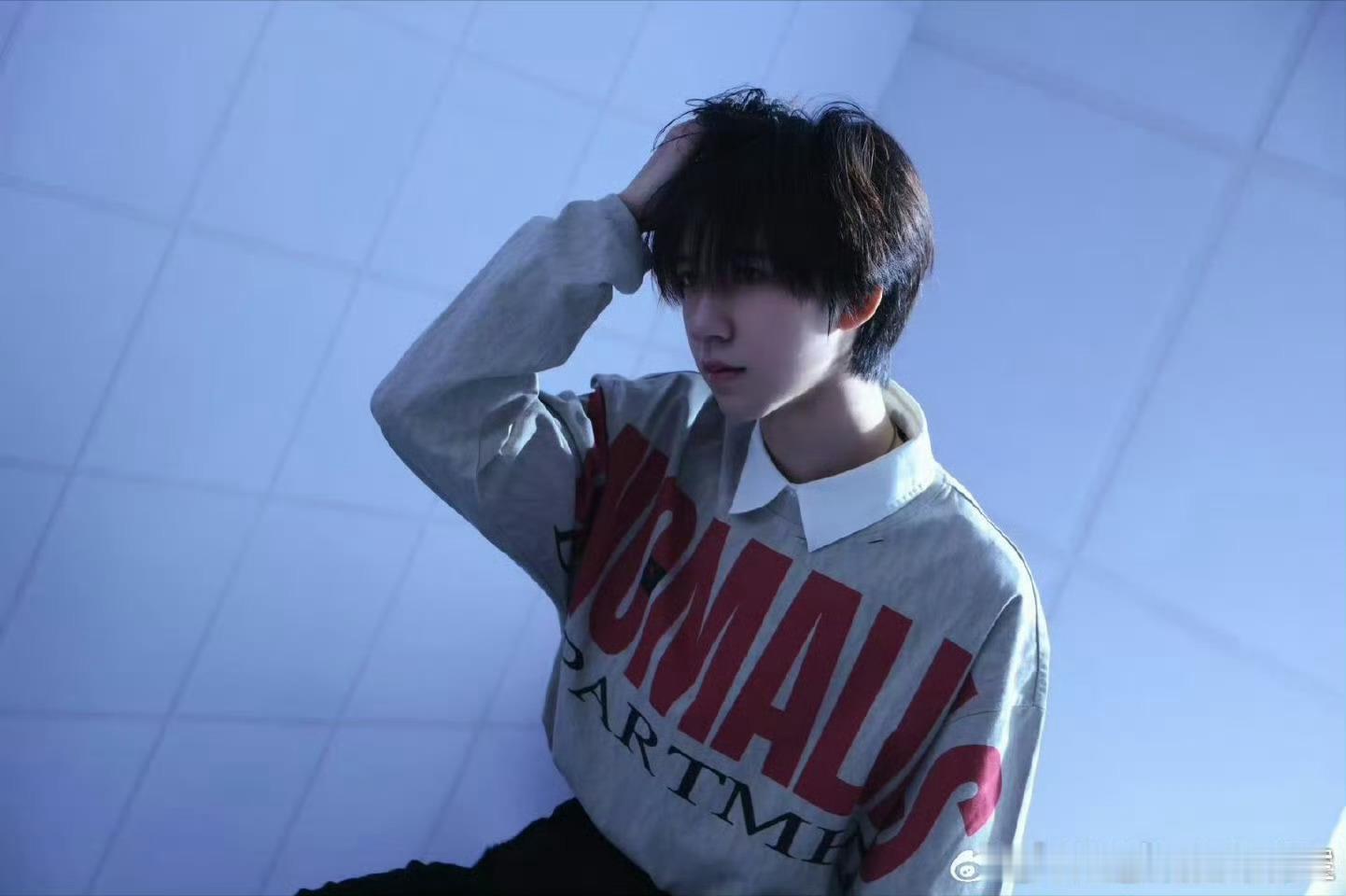 贺峻霖顺毛拍立得妈粉多不是没有原因的🥺 ​​​