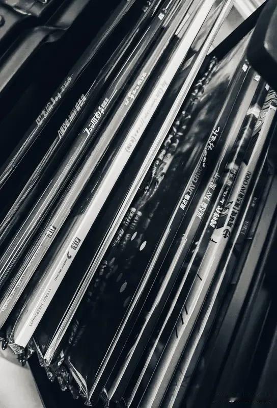 周杰伦年轻时的颜值简直逆天！2020年8月23日，他晒出20年前旧照，照片里眉清