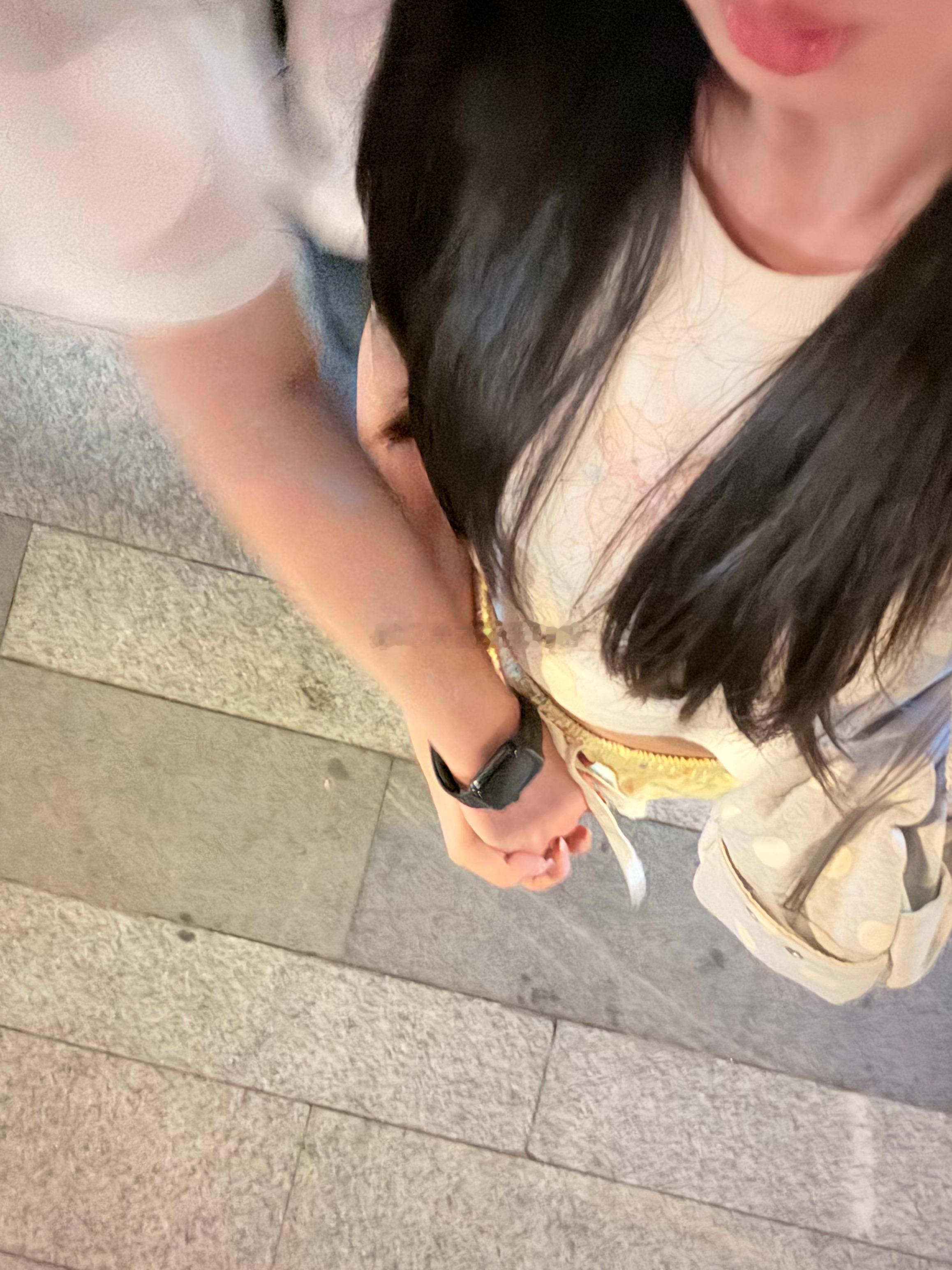 晚上十一点 俩小人终于见上面了某人一见到我就搂着我的腰在没人的小道，走到我身后c