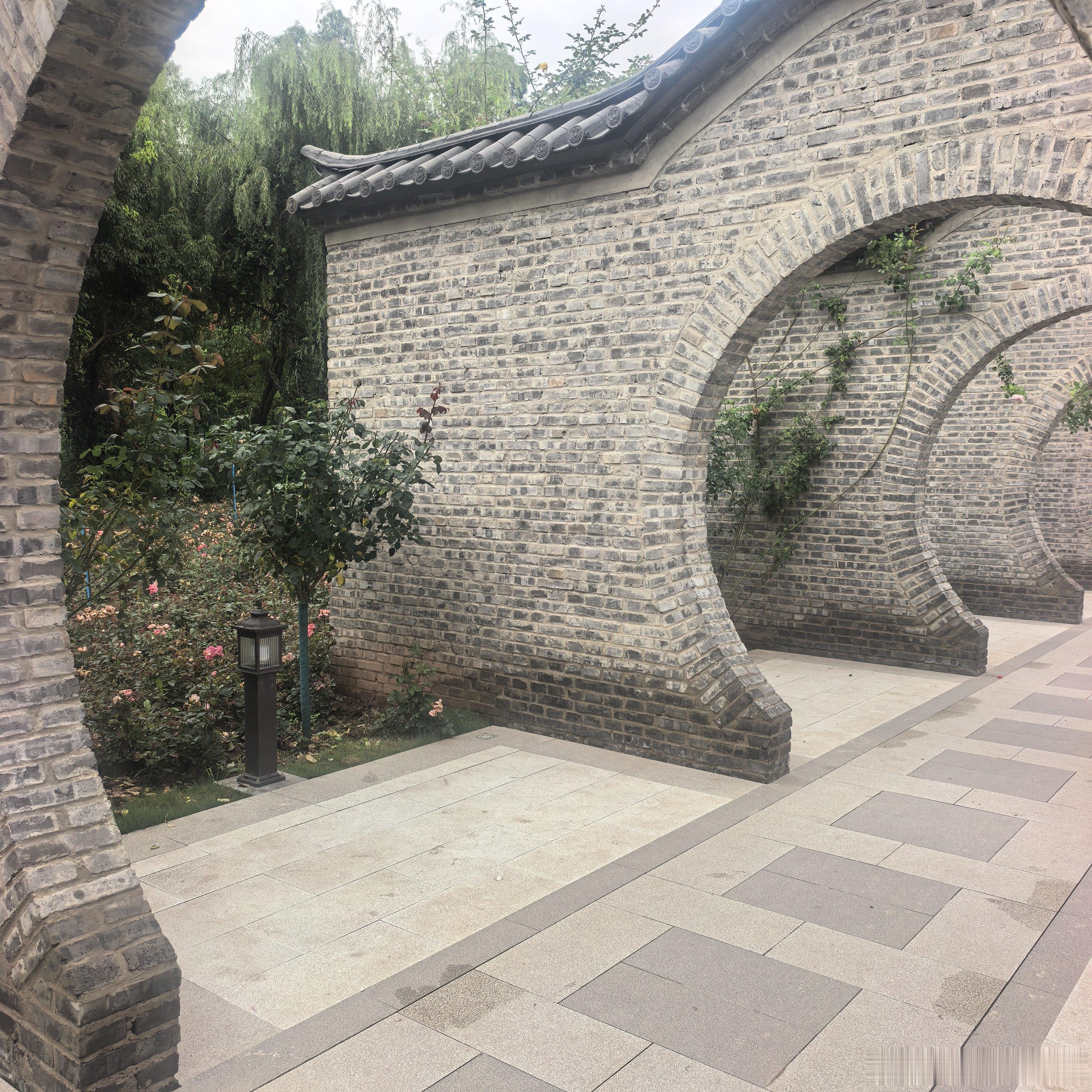 路边有个玫瑰园，过了花期就不收费了，不过打卡点都在。 