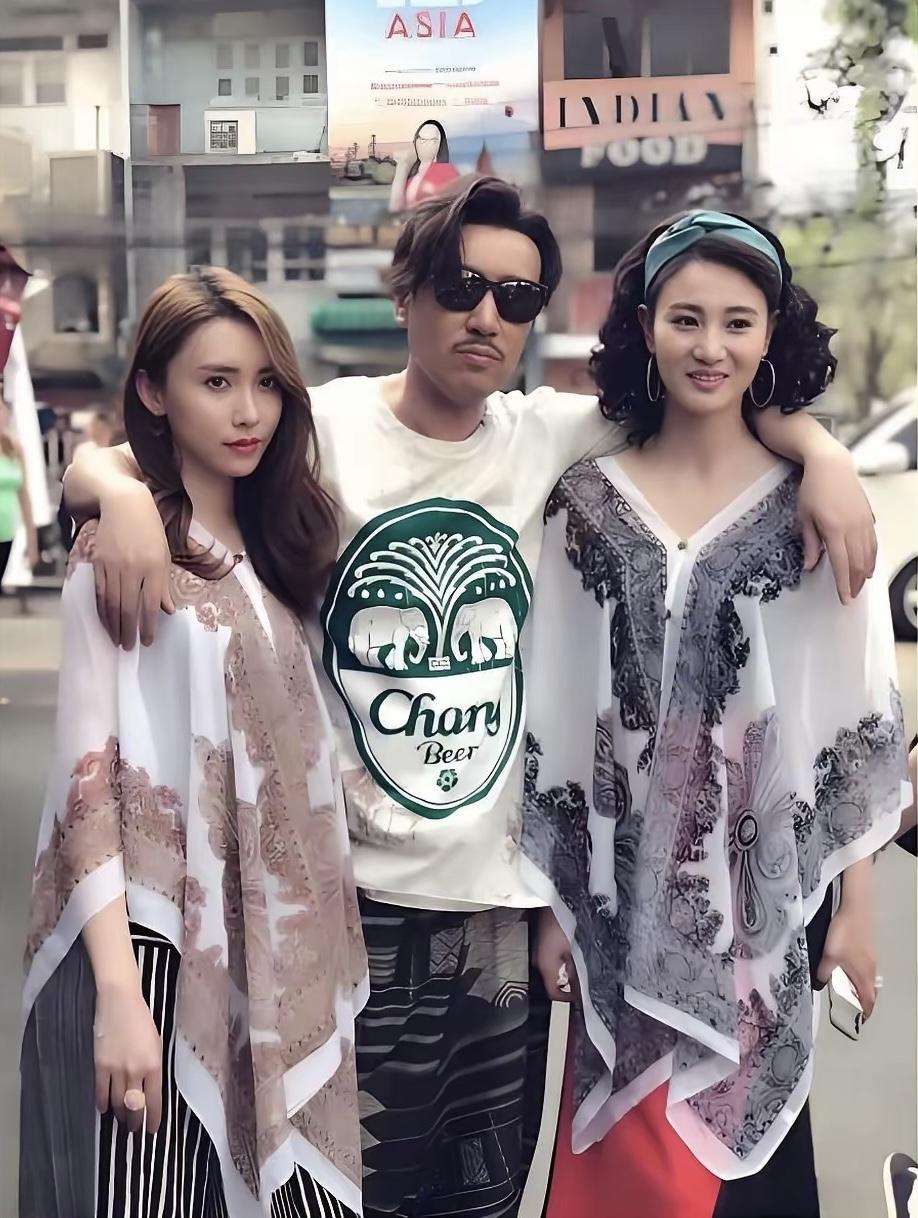 2017年，于和伟与电视剧《猎毒人》剧组，另外两位女演员合影。

左边是饰演“楚